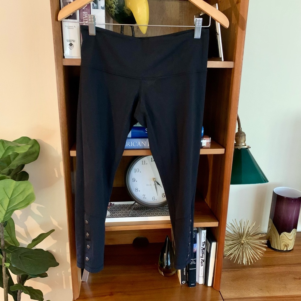 Lululemon Black Cropped Yoga Pants Athleisure Activewear Size 6